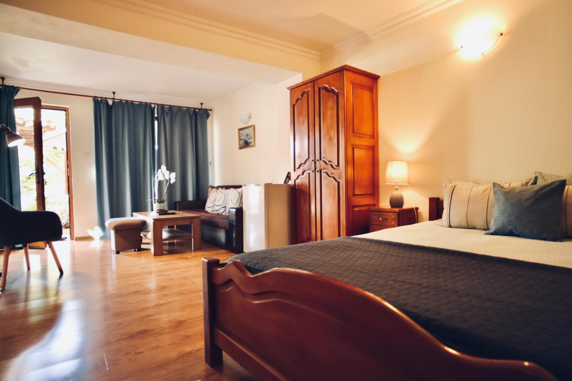 Iliikova House Hotel Kalofer Eksteriør billede